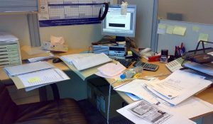 meja kantor berantakan